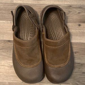 TAN CROC STYLE SHOE WOMEN'S SIZE 10